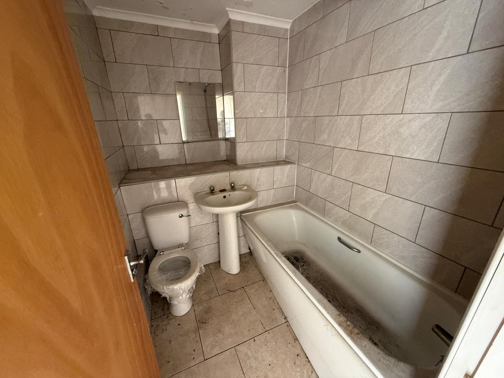 Lot: 125 - MID-TERRACE HOUSE FOR IMPROVEMENT - Bathroom with W.C.